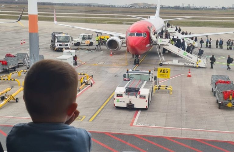 Familie mit Kind auf dem Weg zur Auswanderung