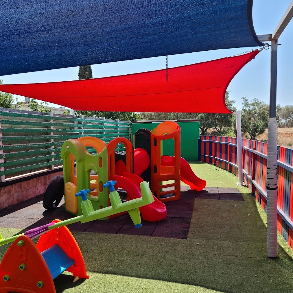 Kindergarten in Paphos mit Außenspielbereich und Rutsche – Alltag für Familien auf Zypern