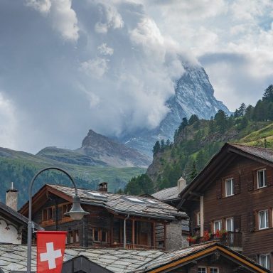 Alpenpanorama in der Schweiz mit See und Bergen – beliebt bei Familien, die Wert auf Sicherheit, Natur und Lebensqualität legen.