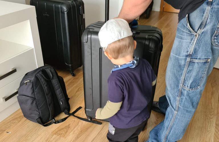 Familie mit Kind auf dem Weg zur Auswanderung