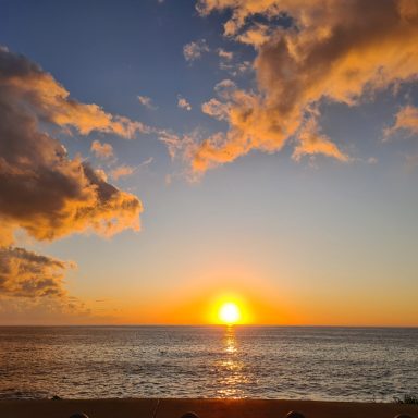 Sonnige Küste in Zypern mit hellem Sandstrand und blauem Meer – ideal für Familien, die mediterranes Leben und Kinderfreundlichkeit schätzen