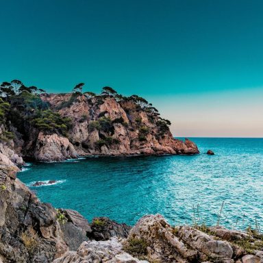 Idyllische Bucht in Spanien mit ruhigem Wasser und kinderfreundlichem Strand – ein beliebtes Ziel für Familien, die ans Mittelmeer ziehen.